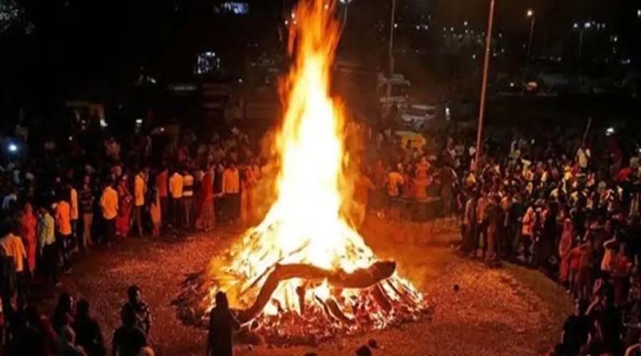 Lohri Jalane Ka Time 2026 : आज मनाई जा रही है लोहड़ी, जानिए आग जलाने का शुभ समय और पूजा विधि