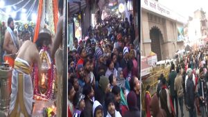 New Year पर देश के प्रमुख धार्मिक स्थलों पर उमड़ा आस्था का सैलाब, काशी विश्वनाथ में लगे हर-हर महादेव के जयकारे