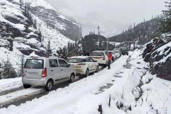 Snowfall In Himachal: मनाली में ताजा बर्फबारी, रोहतांग और बारालाचा बंद