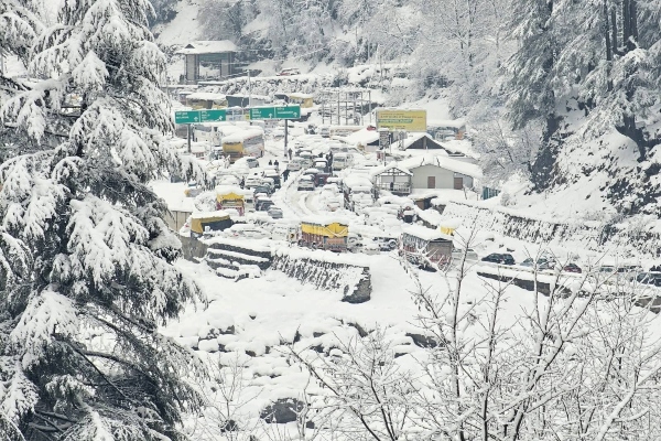 Himachal Snowfall: मनाली में भारी हिमपात, 16 किमी लंबा ट्रैफिक जाम, पर्यटक फंसे