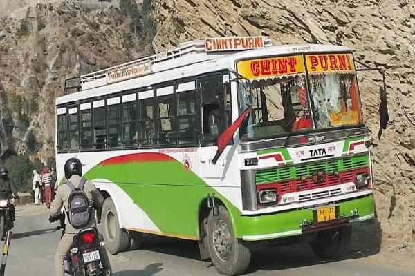 चंबा में चलती बस पर गिरे पहाड़ी से पत्थर, बस में सवार थे 30 यात्री, मच गई चीख-पुकार….