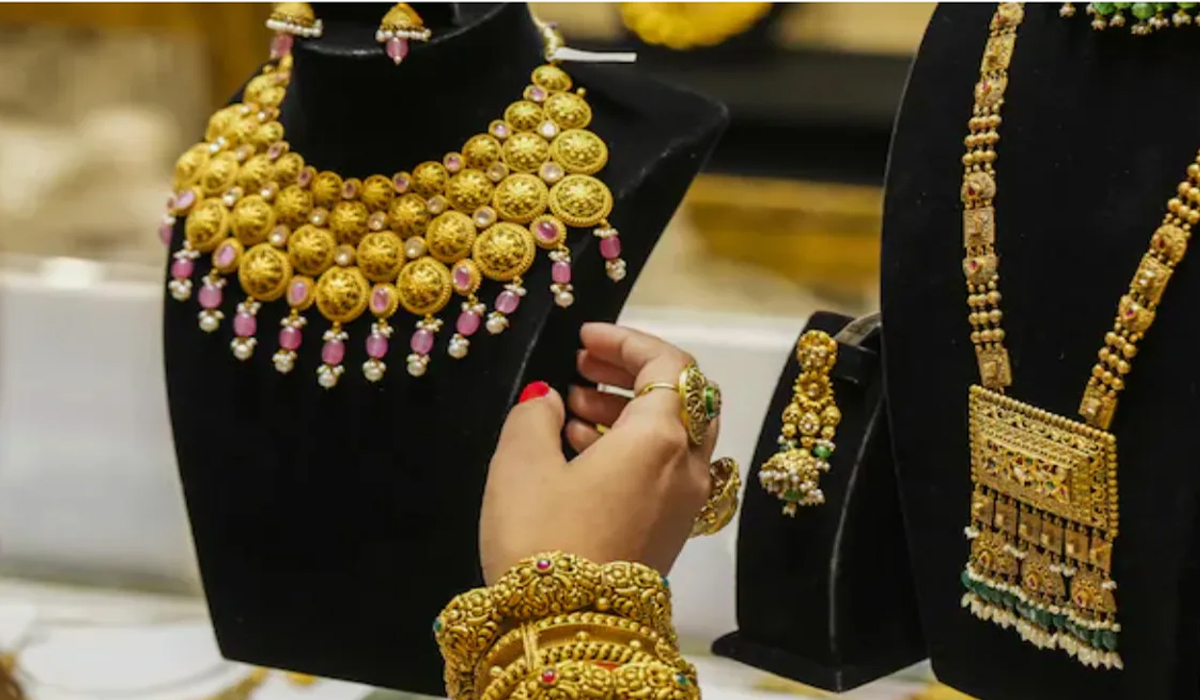 Gold Silver Price: पश्चिम एशिया में तनाव के बीच सोना-चांदी के दामों में तेजी, जानें आपके शहर का Latest Rate