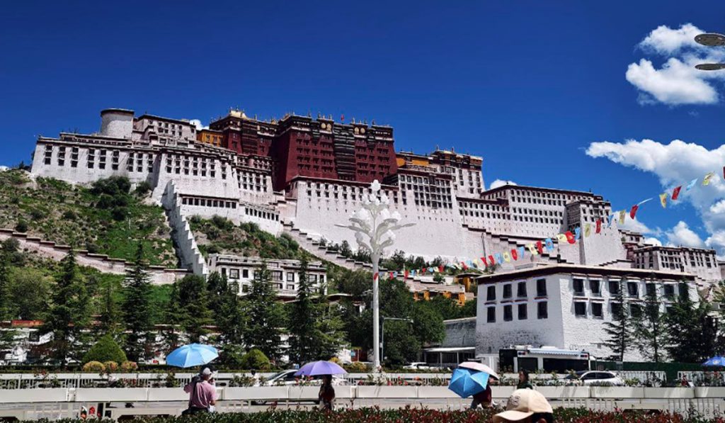 Lhasa's GDP exceeds 1 trillion yuan