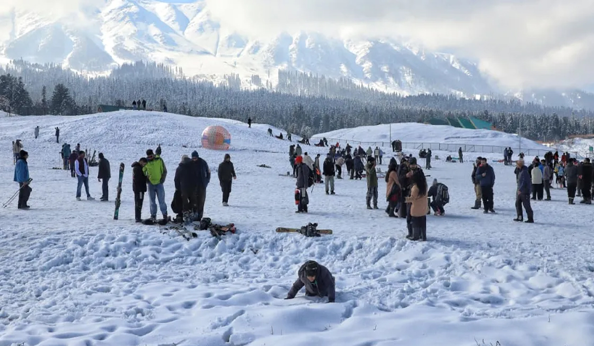 J&K Weather: जम्मू-कश्मीर में बढ़ी सर्दी, एक दिन में 5.5 डिग्री तक लुढ़का पारा