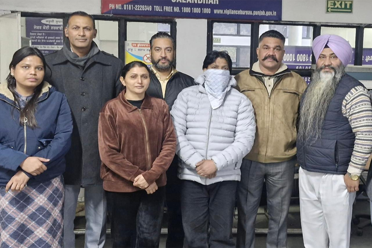 विजिलेंस ब्यूरो ने एक कॉन्ट्रैक्ट कर्मचारी को 4000 रुपये की रिश्वत लेते रंगे हाथों पकड़ा