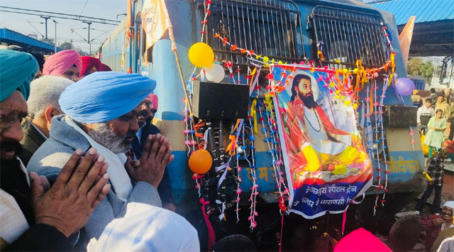 श्री गुरु रविदास जी का प्रकाश पर्व मनाने के लिए श्रद्धालुओं की ट्रेन बनारस के लिए हुई रवाना