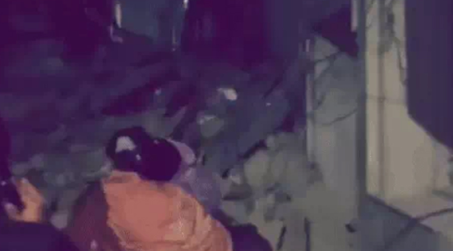 Amritsar में अचानक 4 मंजिला इमारत ढही: मलबे में दबी दो बाइक, मची अफरा-तफरी