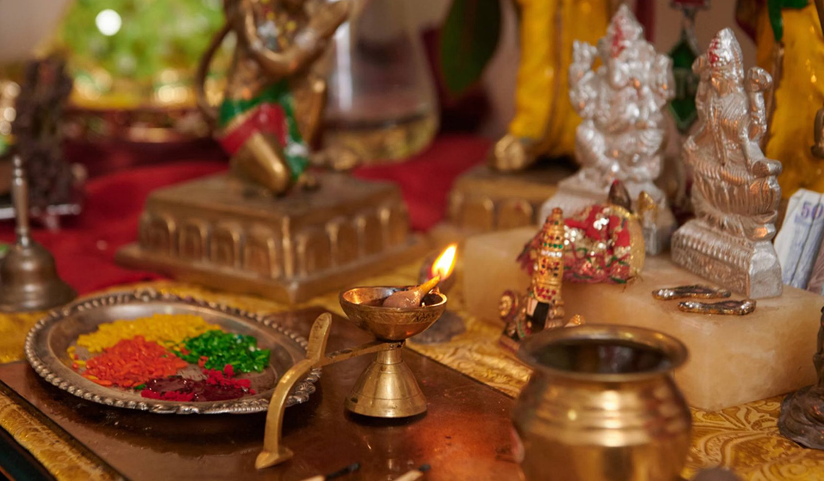 Vastu Tips: घर के मंदिर में इस तरह करें देवी-देवताओं की स्थापना,चमक जाएगी किस्मत, मिलेगी तरक्की