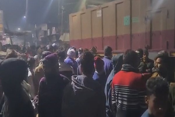 Accident News: चाय की दुकान में जा घुसा अनियंत्रित ट्रक, कई गंभीर रूप से घायल, मचा हड़कंप