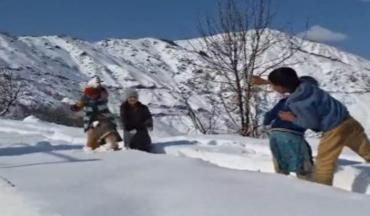 Jammu Kashmir Weather: बर्फबारी से पर्यटकों में खुशी की लहर, लगातार दुसरे दिन भी बंद रहा नेशनल हाईवे