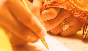 घर से भाग कर मंदिर में की शादी, सुरक्षा मांगने थाने पहुंचे पति-पत्नी, पुलिस ने दुल्हन पर ही कर दी FIR