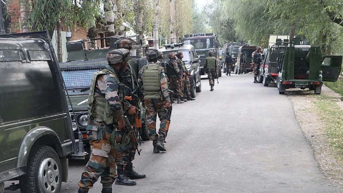 सुरक्षाबलों और आतंकियों के बीच मुठभेड़ जारी, 3 आतंकी घिरे