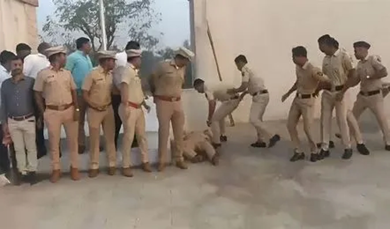 गणतंत्र दिवस के परेड में तैनात अधिकारी को आया हार्ट अटैक, देखें VIDEO