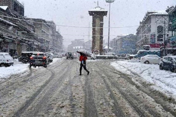 Jammu Kashmir Weather: कश्मीर में तापमान गिरने से बढ़ी ठंड, जम्मू में छाया रहा घना कोहरा
