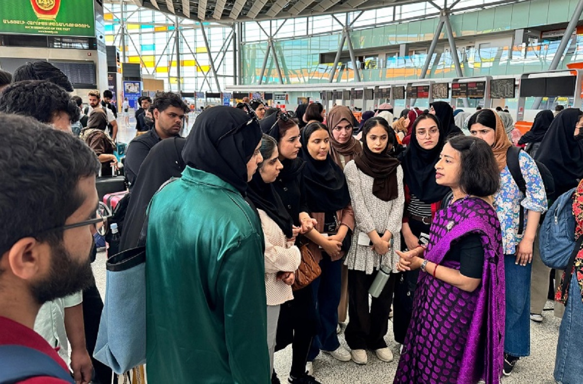 संकट के बीच ईरान से वापस लौटे कश्मीरी छात्र, परिवार वालों ने जाहिर की खुशी
