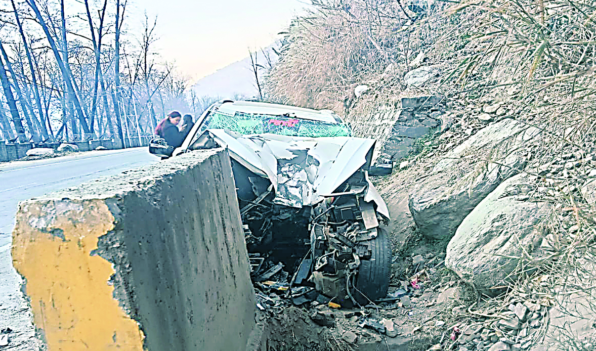 मनाली से दिल्ली वापस जा रहे 3 पर्यटकों की सड़क हादसे में मौत
