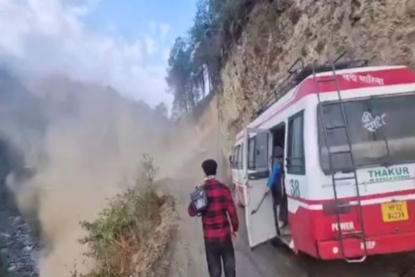 Himachal: चलती बस के आगे अचानक हुआ भूस्खलन, यात्रियों में मची चीख-पुकार