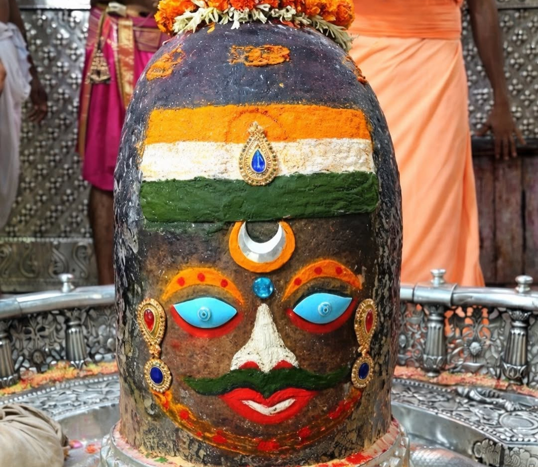 तिरंगे की रोशनी से जगमगाया महाकालेश्वर ज्योतिर्लिंग मंदिर, ओम का प्रकाश चिन्ह बना विशेष आकर्षण