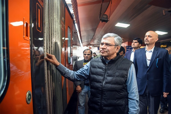 पश्चिम बंगाल को पीएम मोदी की बड़ी सौगात, एक दर्जन से ज्यादा नई ट्रेनें शुरू होंगी: अश्विनी वैष्णव