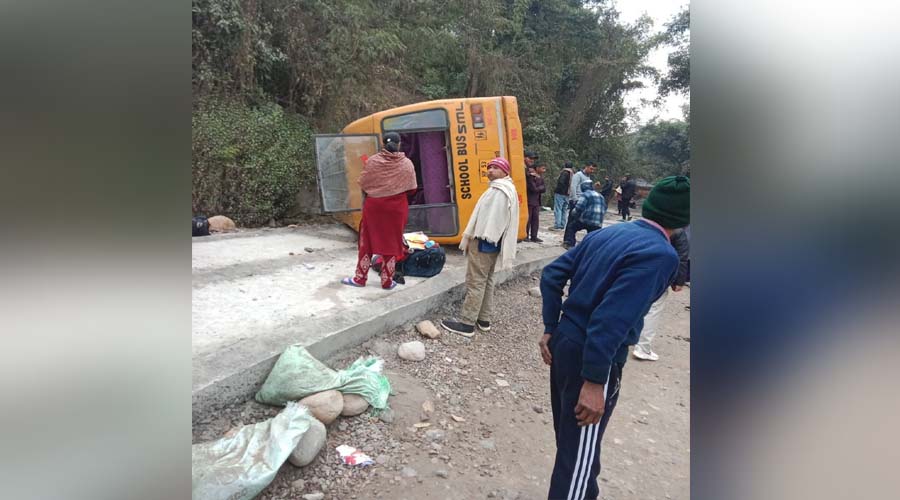 हिमाचल में सड़क हादसा: बच्चों से भरी स्कूल बस पलटी, मची चीख-पुकार