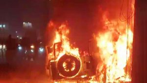 राजधानी में थार ने मचाया तांडव, सड़क किनारे 6 लोगों को कुचला, गुस्साई भीड़ ने गाड़ी में लगाई आग