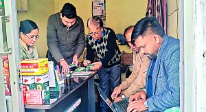 यमुनानगर के दुर्गा गार्डन क्षेत्र में स्वास्थ्य विभाग ने कार्रवाई करते हुए क्लीनिक पर की रेड