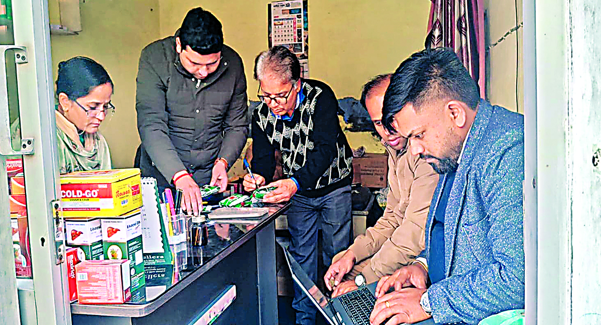 यमुनानगर के दुर्गा गार्डन क्षेत्र में स्वास्थ्य विभाग ने कार्रवाई करते हुए क्लीनिक पर की रेड