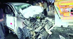 कार व ट्रक की टक्कर में एक परिवार के चार सदस्यों की मौत, चालक गंभीर