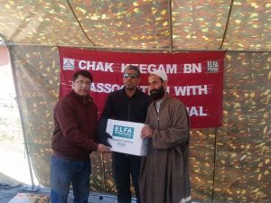 J&K: भारतीय सेना और एल्फा इंटरनेशनल NGO ने रमजान के चलते कंडी और तारिश गांवों में खाने की किटे बांटी