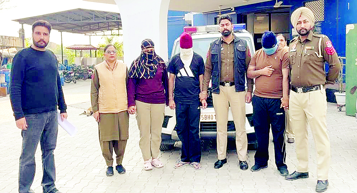 खुद को CBI अधिकारी बताकर देते थे सरकारी नौकरी दिलवाने का झांसा, 2 सगे भाइयों सहित महिला गिरफ्तार