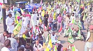 हरियाणा किसान मजदूर संघर्ष मोर्चा के बैनर तले विभिन्न किसान संगठनों ने दिया धरना