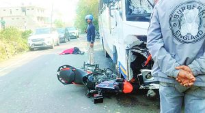देहरा में श्रद्धालुओं की टूरिस्ट बस से टकराई तेज रफ्तार बाइक, युवक की मौत, युवती गंभीर घायल