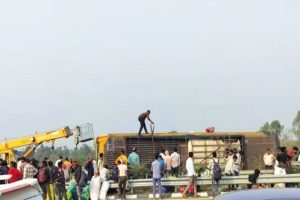 Lucknow Accident: पूर्वांचल एक्सप्रेस-वे पर भीषण हादसा, डबल डेकर बस पलटने से 7 लोगों की मौत
