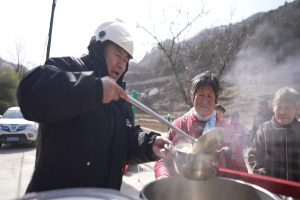 शैनशी प्रांत में ग्राम प्रधान की अनोखी पहल, बुजुर्गों के लिए सिर्फ एक युआन में ‘गरमागरम भोजन’