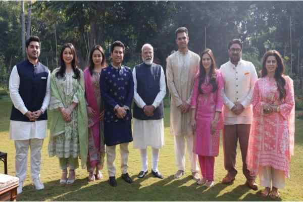 सचिन तेंदुलकर ने प्रधानमंत्री नरेंद्र मोदी को बेटे अर्जुन की शादी का दिया निमंत्रण