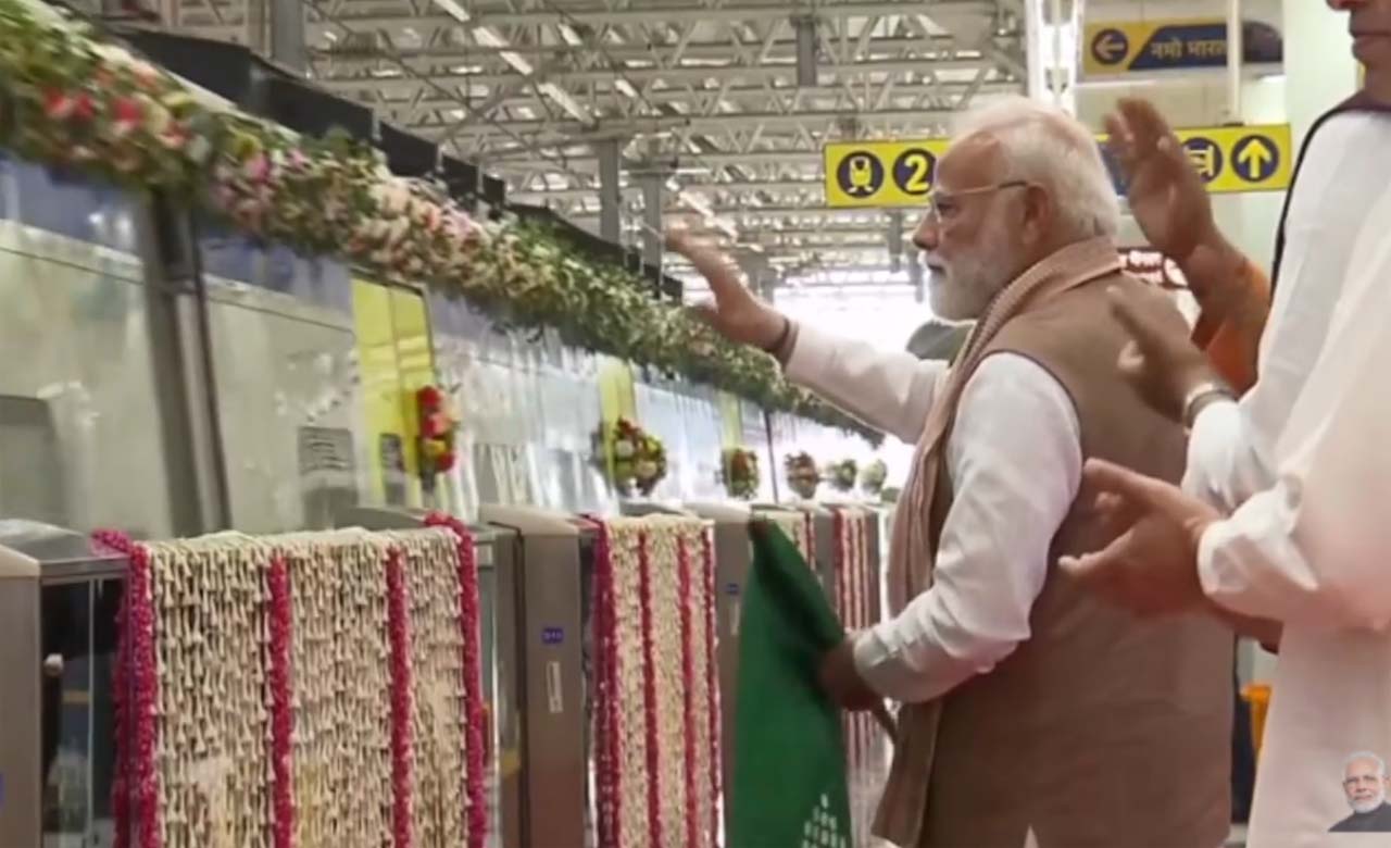 PM Modi Meerut Visit : पीएम मोदी ने Namo Bharat ट्रेन को दिखाई हरी झंडी, दिल्ली से मेरठ अब सिर्फ 55 मिनट में…