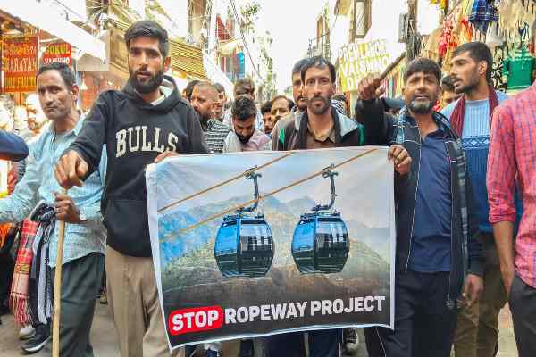 Katra: रोपवे परियोजना को लेकर कटड़ा की सड़कों पर गुस्सा फूटा, माहौल तनावपूर्ण