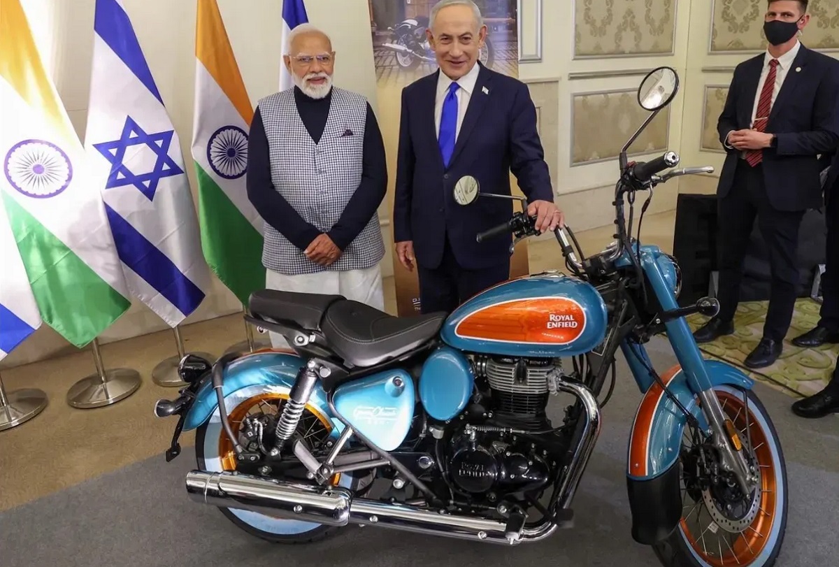 विदेश में भी Royal Enfield का जलवा, Goan Classic 350 के साथ PM मोदी और नेतन्याहू ने खिंचवाई तस्वीर