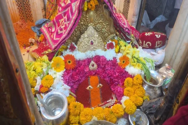 शक्तिपीठ श्री चिंतपूर्णी माता मंदिर में पंजाब के श्रद्धालु ने चढ़ाया 25 तोले सोने का मुकुट, कीमत जानकर हो जाएंगे हैरान