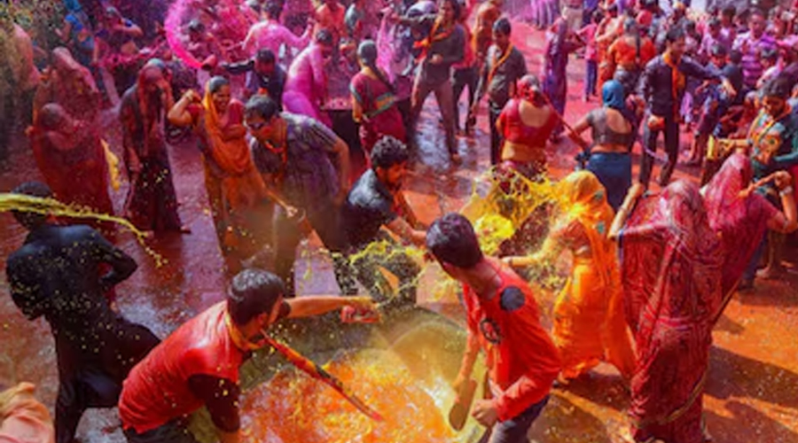 Holi 2026: सफेद कुर्ता छोड़िए! इस होली पहनिए अपनी राशि का लकी रंग, चमकेगी किस्मत