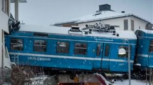 Switzerland में बड़ा ट्रेन हादसा : 80 यात्रियों से भरी ट्रेन पटरी से उतरी, कई घायल