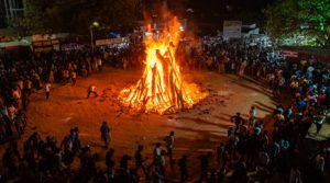 Holika Dahan 2026: होलिका दहन पर करें ये 5 पारंपरिक उपाय, जीवन में बढ़ेगी खुशहाली