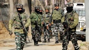 Jammu Kashmir: कुलगाम में सुरक्षाबलों के हाथ लगी बड़ी सफलता, हथियार और विस्फोटकों के जखीरे को किया नष्ट