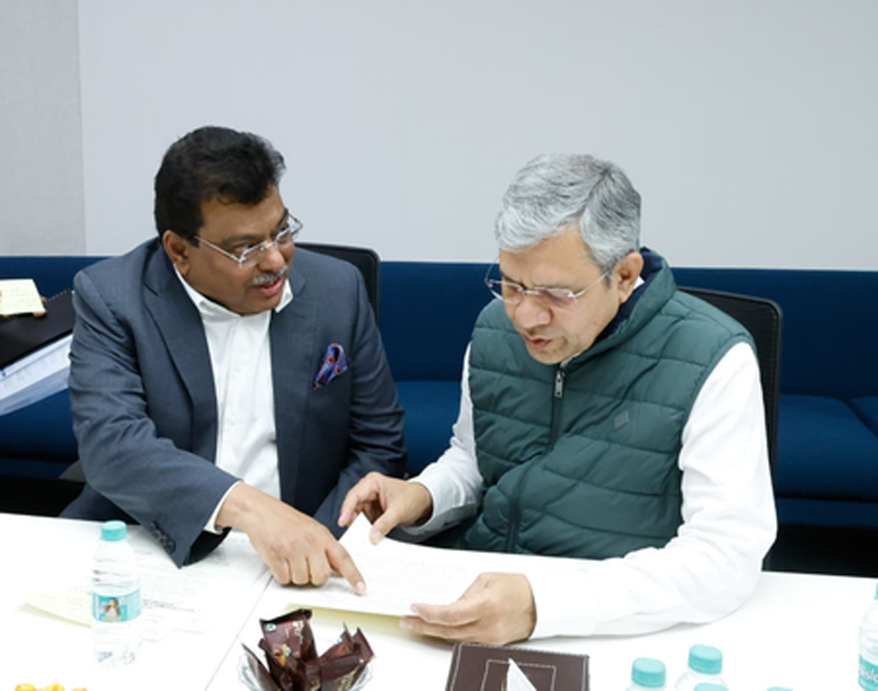 कर्नाटक के मंत्री ने अश्विनी वैष्णव से की मुलाकात, वंदे भारत स्लीपर एक्सप्रेस ट्रेन के लिए मांगी मंजूरी