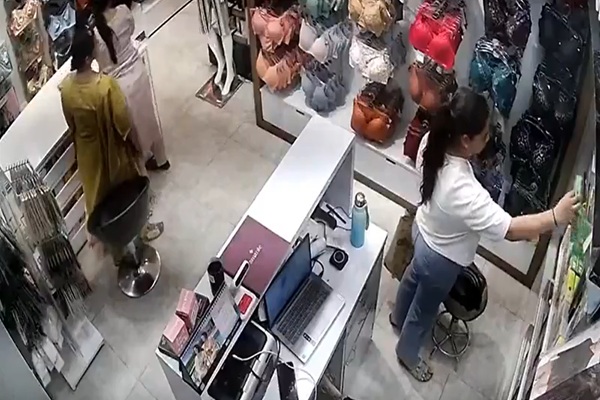 वाराणसी: दुकान से 10 हजार के अंडरगारमेंट्स चुराए, महिला व्यापार मंडल की अध्यक्ष का नाम सामने आया (Video)