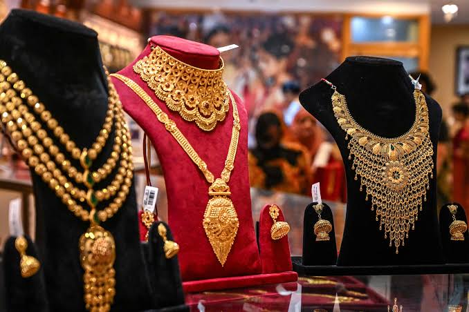 Gold Falls and Silver Prices Rise Amid Global Market Signals