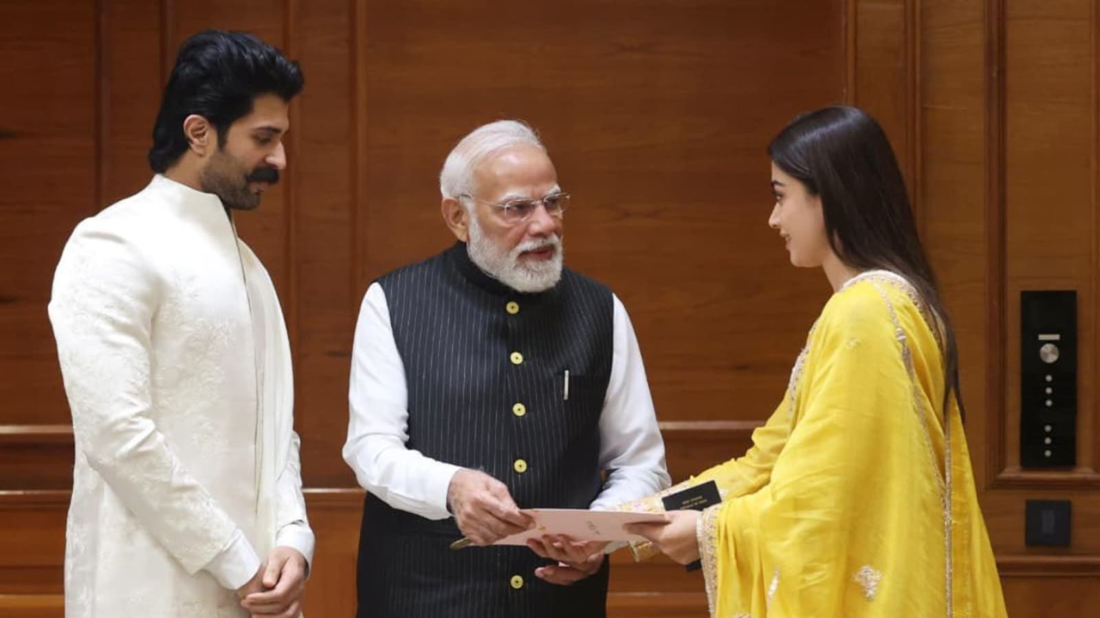 पीएम मोदी से खास मुलाकात, विजय देवरकोंडा-रश्मिका मंदाना ने दिया रिसेप्शन का न्योता