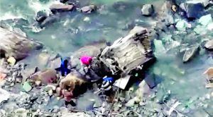 रामपुर के बालीधार-शान्दल मार्ग पर खाई में गिरी कार, 3 की मौत, 3 घायल