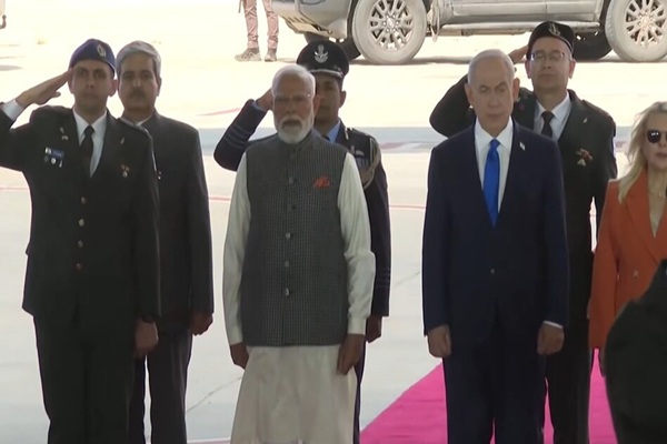 इजरायल पहुंचे पीएम मोदी, बेंजामिन नेतन्याहू ने गले लगाकर किया स्वागत