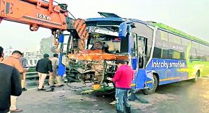 सोनीपत में खड़े ट्रक से टकराई यात्रियों से भरी वॉल्वो बस, कंडक्टर की मौत व ड्राइवर समेत 6 यात्री घायल